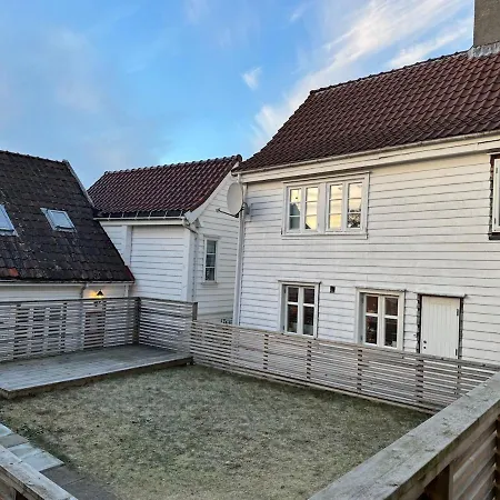 Sandvik's Stuen Appartement *